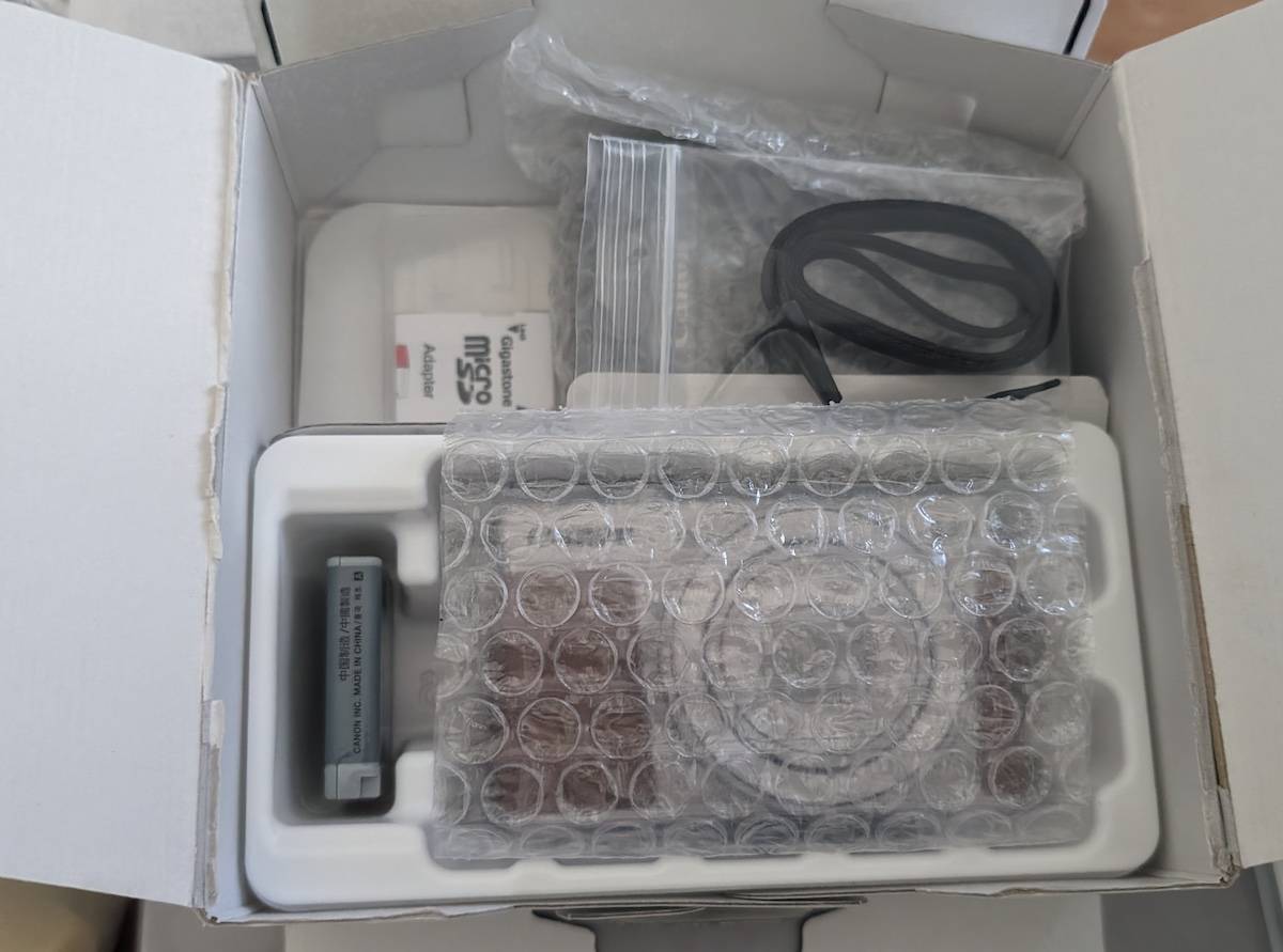 届いたカメラ本体と付属品