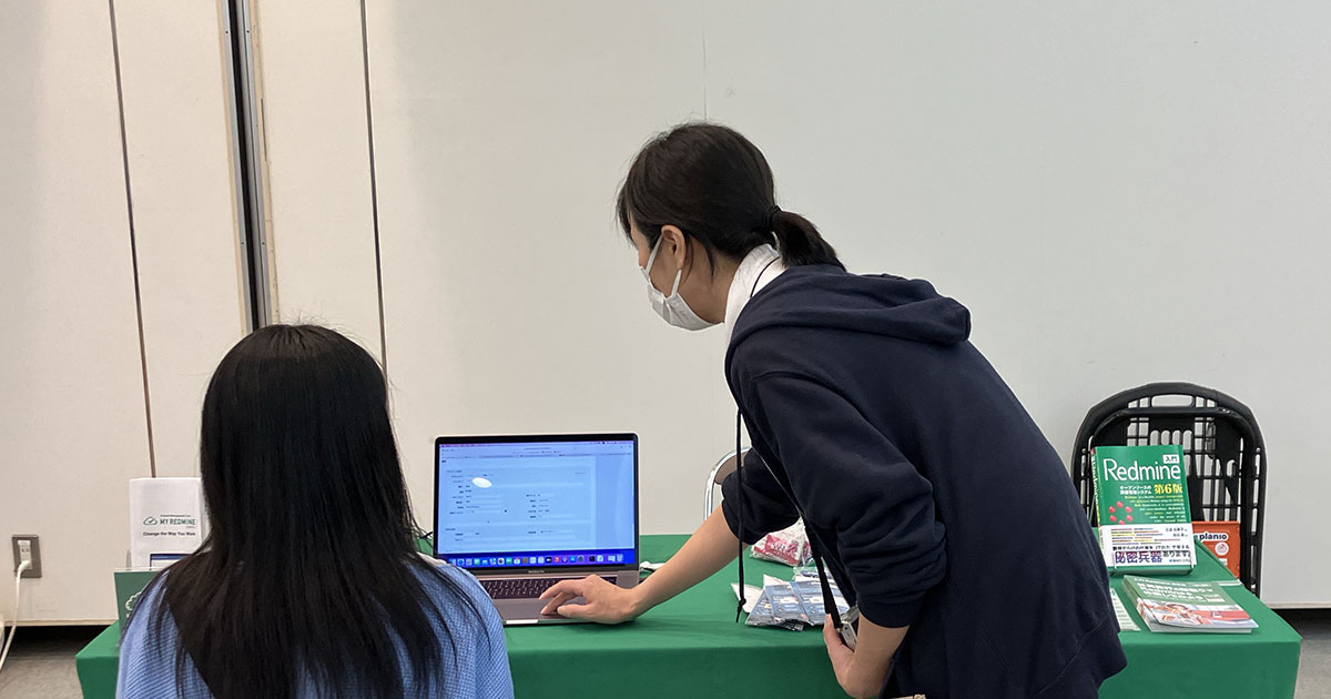 展示ブースでRedmineについて紹介している様子